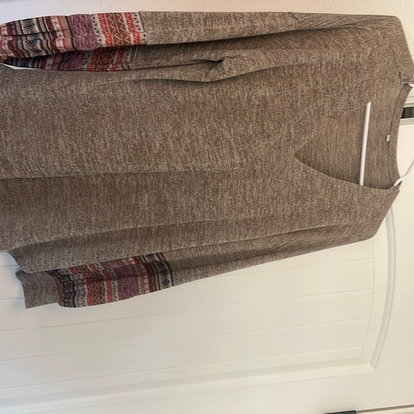 Long sleeve shirt.  Never worn - Picture 1 of 3